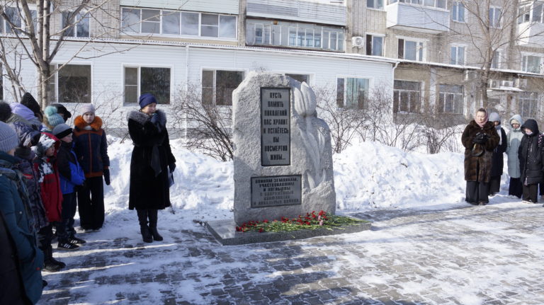 Церемония возложения цветов…